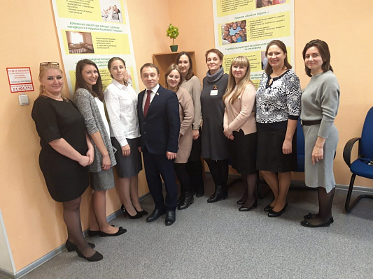 Олег Быков поздравил сотрудников Краевого кризисного центра для женщин с Днем матери и обсудил меры по профилактике домашнего насилия